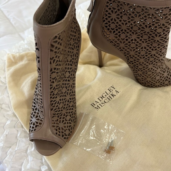 💥PRICE⬇️
 BADGLEY MISCHKA - High Heel Taupe Bootie - size 7 - - Picture 4 of 10